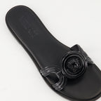 Image des sandales en cuir noir Medusa '95 par Versace pour femmes - Saison Printemps-Été 2025 - Vue en détail du dessus