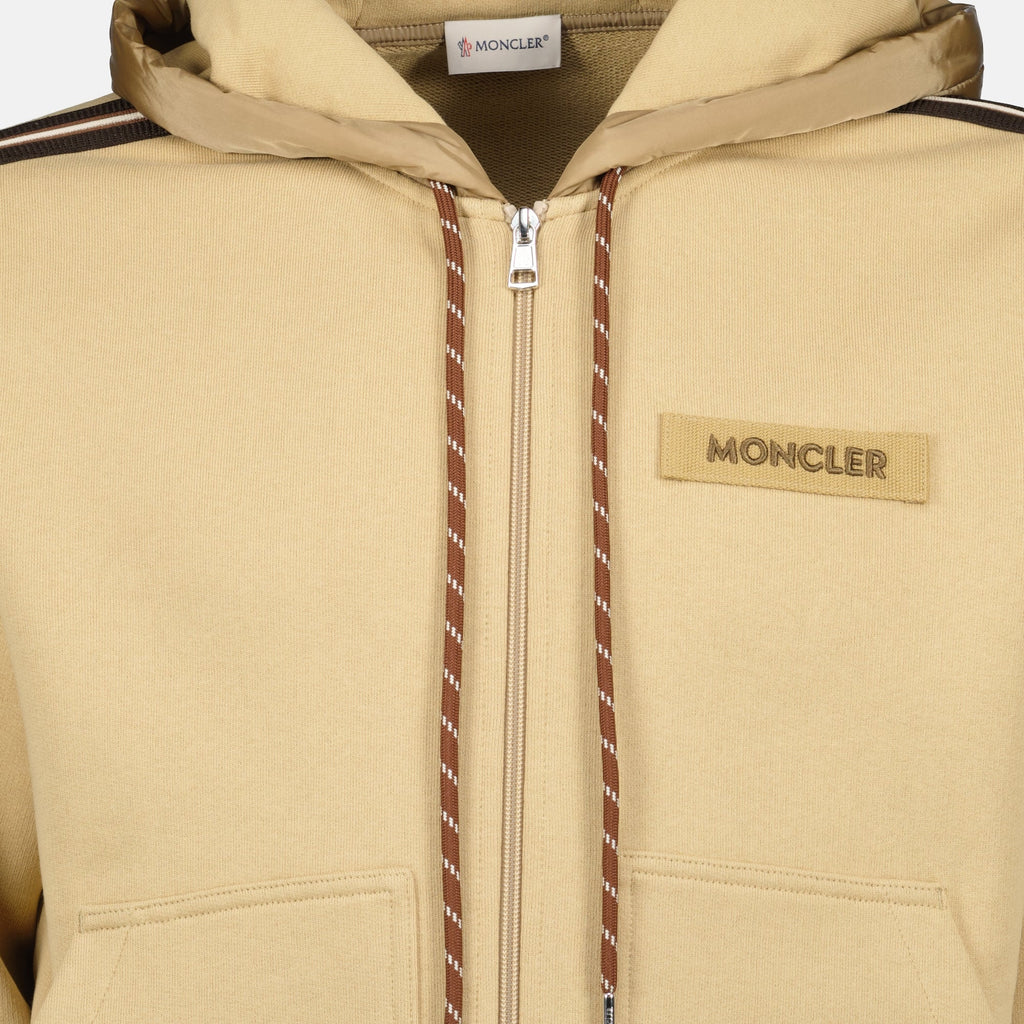 Bild eines braunen Kapuzensweatshirts von Moncler für Männer - Saison Frühling-Sommer 2026 - Detailansicht 2