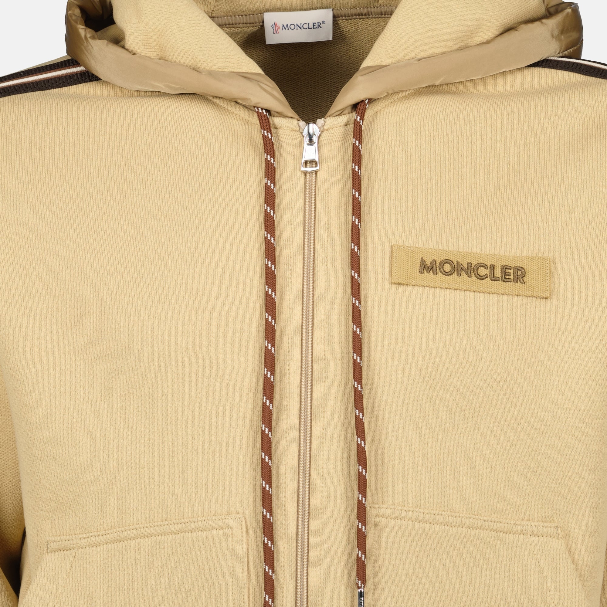 Bild eines braunen Kapuzensweatshirts von Moncler für Männer - Saison Frühling-Sommer 2026 - Detailansicht 2