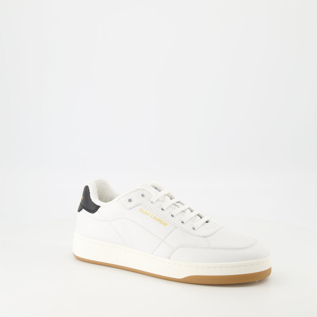 Image de baskets SL/61 en cuir blanc de Saint Laurent pour hommes - Saison Printemps-Été 2025 - Vue avant droite en trois quarts