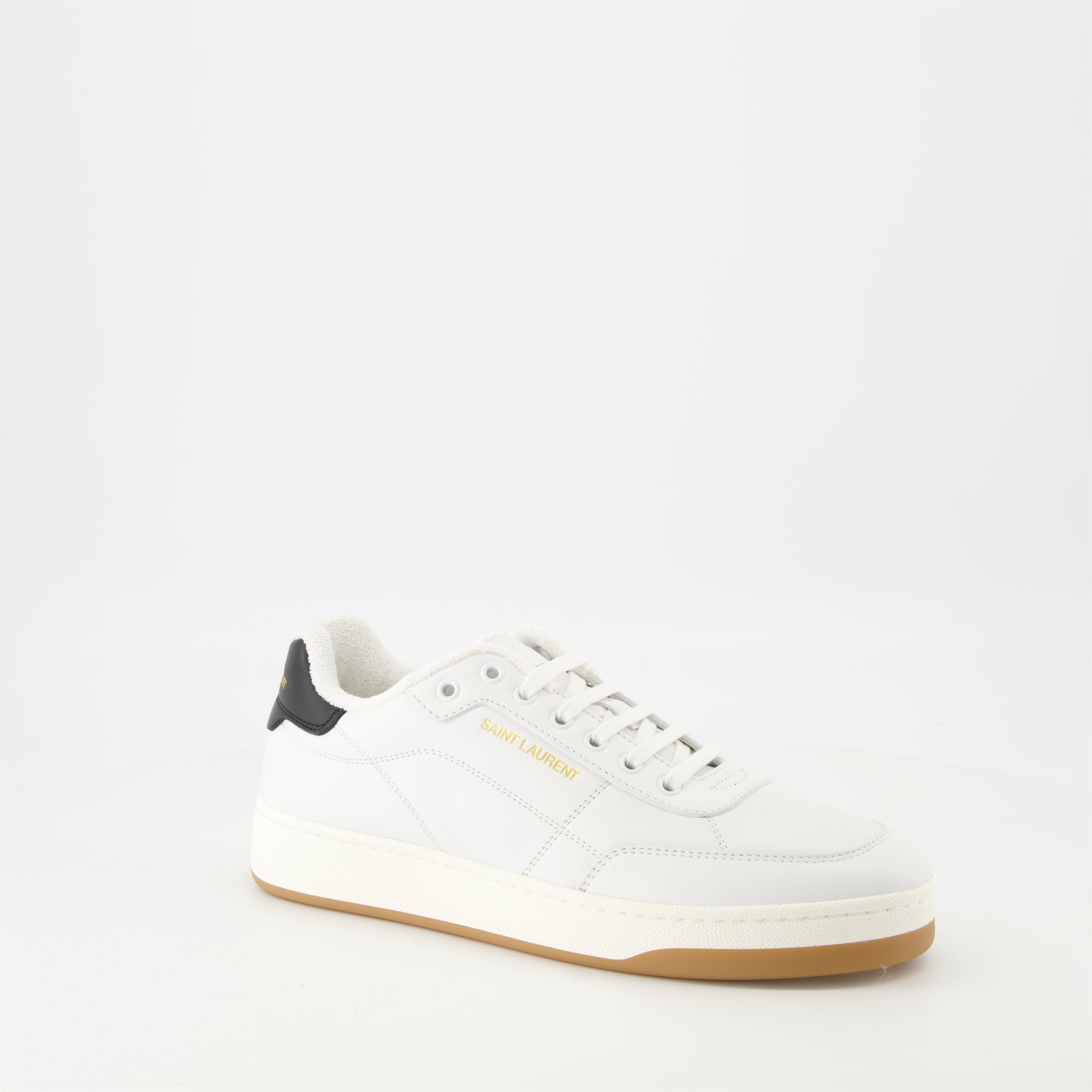Image de baskets SL/61 en cuir blanc de Saint Laurent pour hommes - Saison Printemps-Été 2025 - Vue avant droite en trois quarts