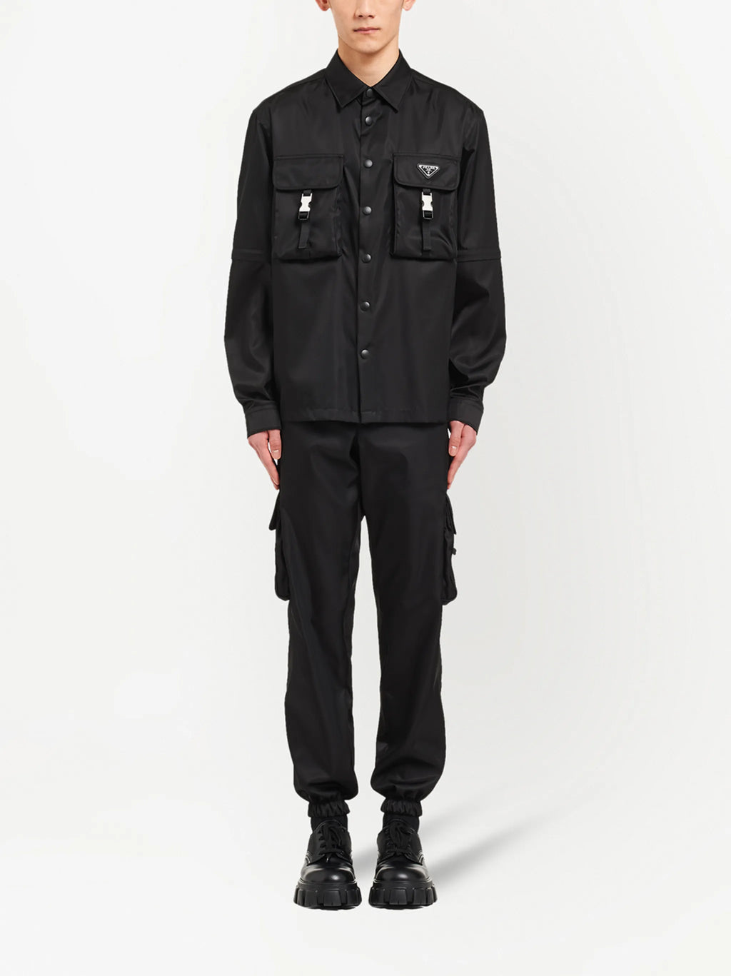 Image de la chemise overshirt en Re-Nylon de Prada pour hommes - Saison Printemps-Été 2026 - Vue du modèle 1