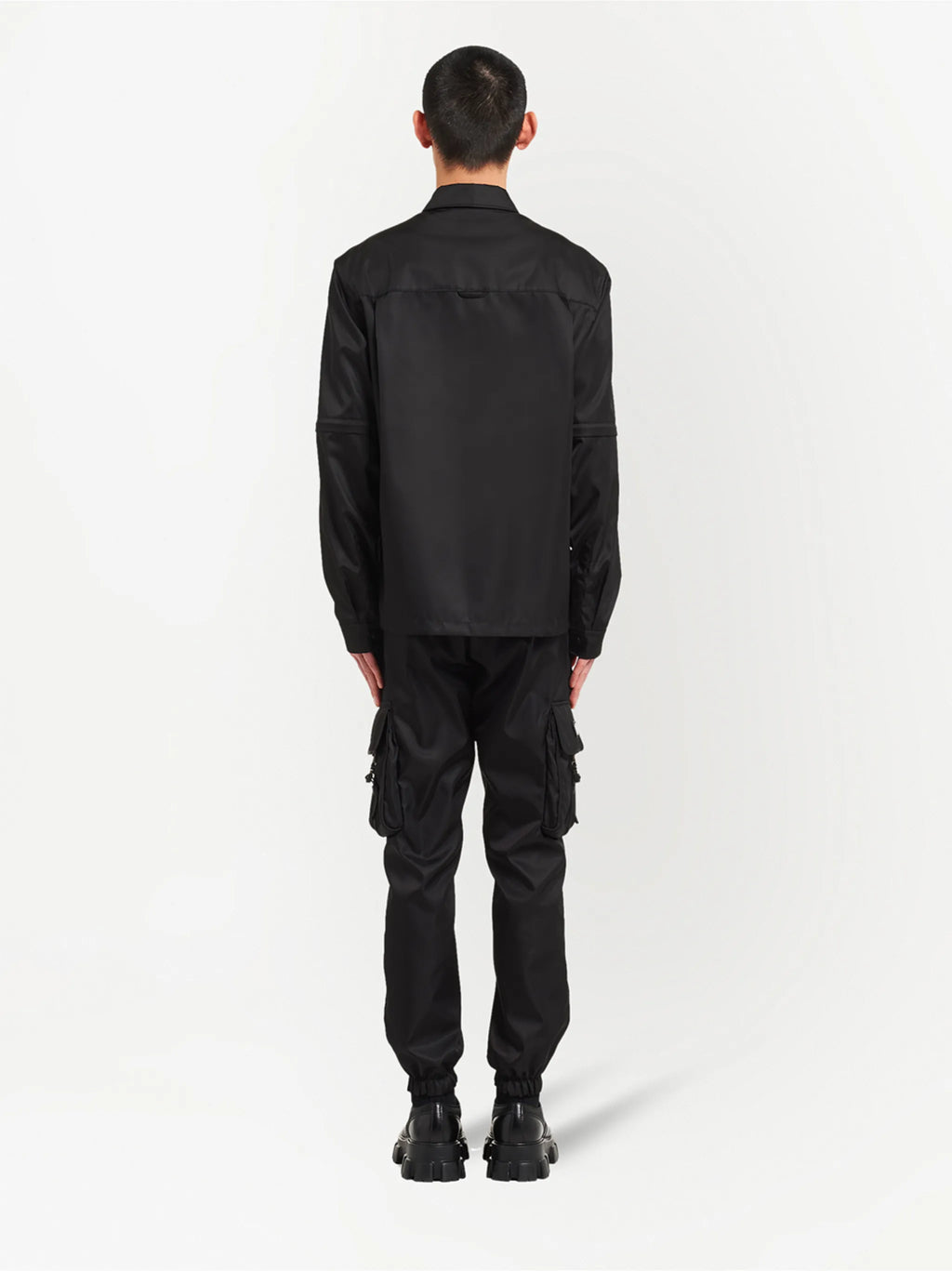 Image de la chemise overshirt en Re-Nylon de Prada pour hommes - Saison Printemps-Été 2026 - Vue du modèle 3
