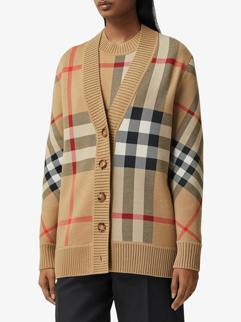 Immagine del cardigan a quadri Burberry di Burberry per donne - Stagione Primavera-Estate 2026 - Vista modello 2