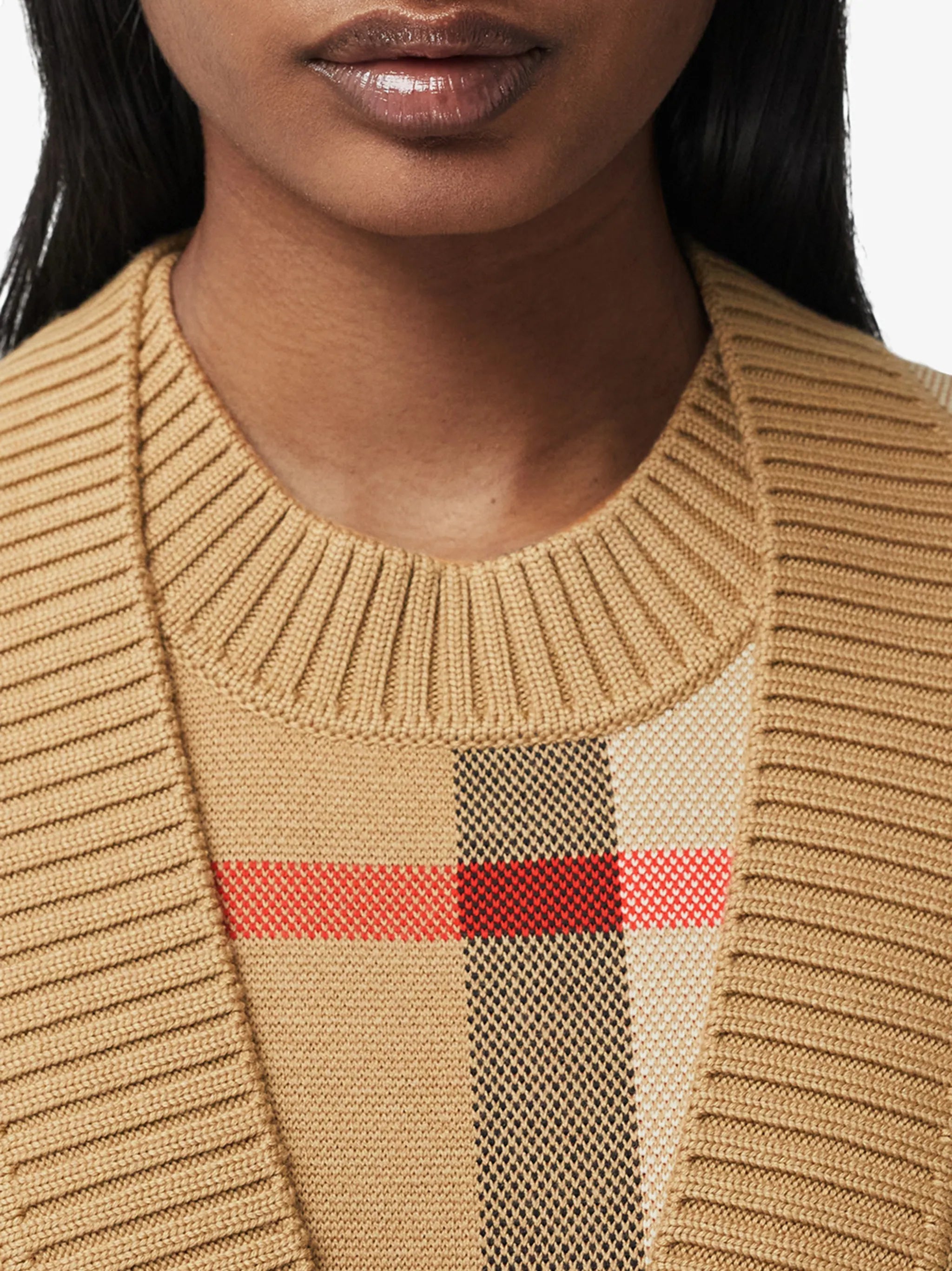 Immagine del cardigan a quadri Burberry di Burberry per donne - Stagione Primavera-Estate 2026 - Vista modello 4