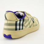 Immagine di sneakers in tela a quadri di Burberry per donne - Stagione Autunno-Inverno 2024 - Vista superiore coppia