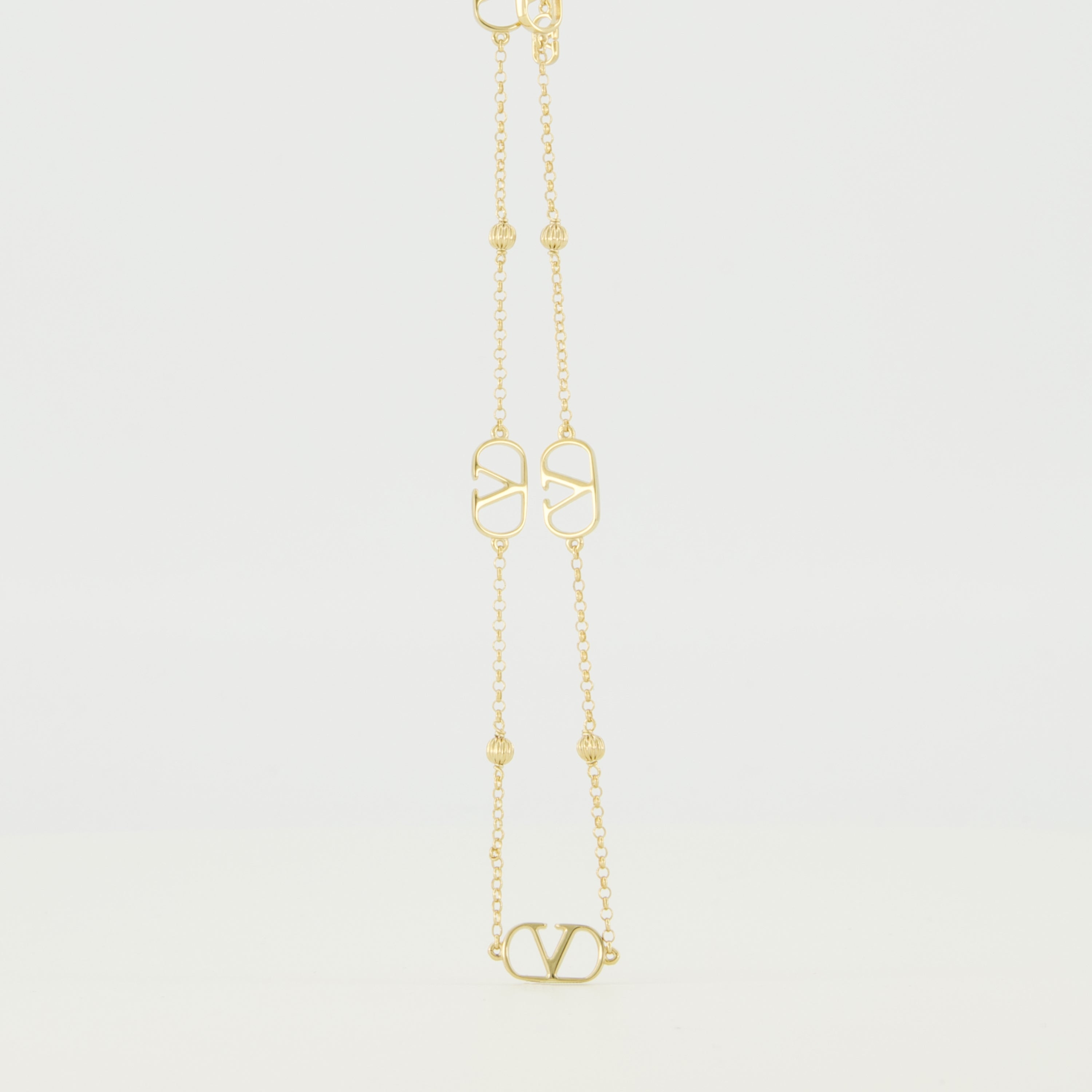 バレンティノ・ガラヴァーニの女性用Vlogoゴールドネックレスの画像 - 2026年春夏シーズン - 後面ビュー