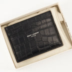 Image du porte-cartes Croco de Saint Laurent pour hommes - Saison automne-hiver 2025 - Détail Vue 1