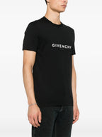 Bild des umgekehrten Logo-T-Shirts von Givenchy für Männer - Saison Frühling-Sommer 2025 - Modellansicht 2