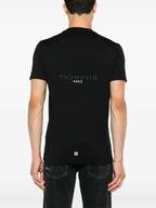 Bild des umgekehrten Logo-T-Shirts von Givenchy für Männer - Saison Frühling-Sommer 2025 - Modellansicht 3