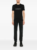 Bild des umgekehrten Logo-T-Shirts von Givenchy für Männer - Saison Frühling-Sommer 2025 - Modellansicht 1