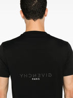 Bild des umgekehrten Logo-T-Shirts von Givenchy für Männer - Saison Frühling-Sommer 2025 - Modellansicht 4