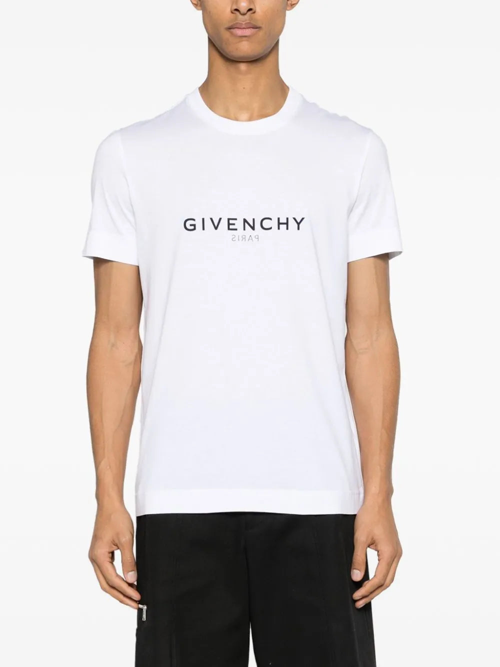 Image du T-shirt à logo inversé de Givenchy pour hommes - Saison Printemps-Été 2024 - Vue du modèle 2