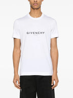 Imagem da T-shirt com logo invertido da Givenchy para Homens - Temporada Primavera-Verão 2024 - Vista do modelo 2