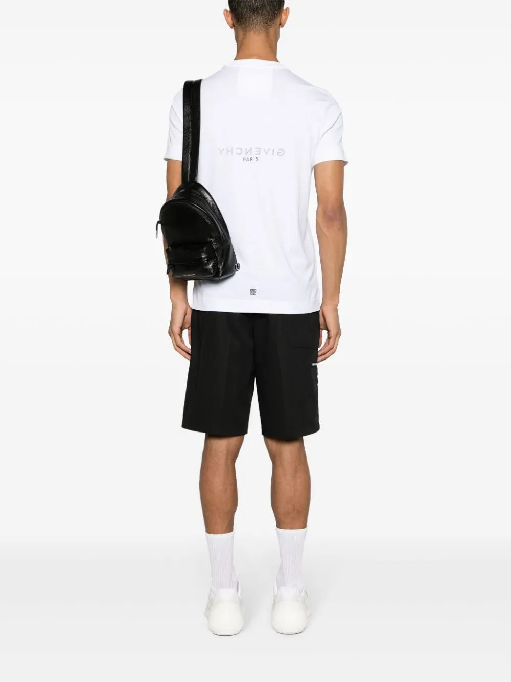 Image du T-shirt à logo inversé de Givenchy pour hommes - Saison Printemps-Été 2024 - Vue du modèle 1