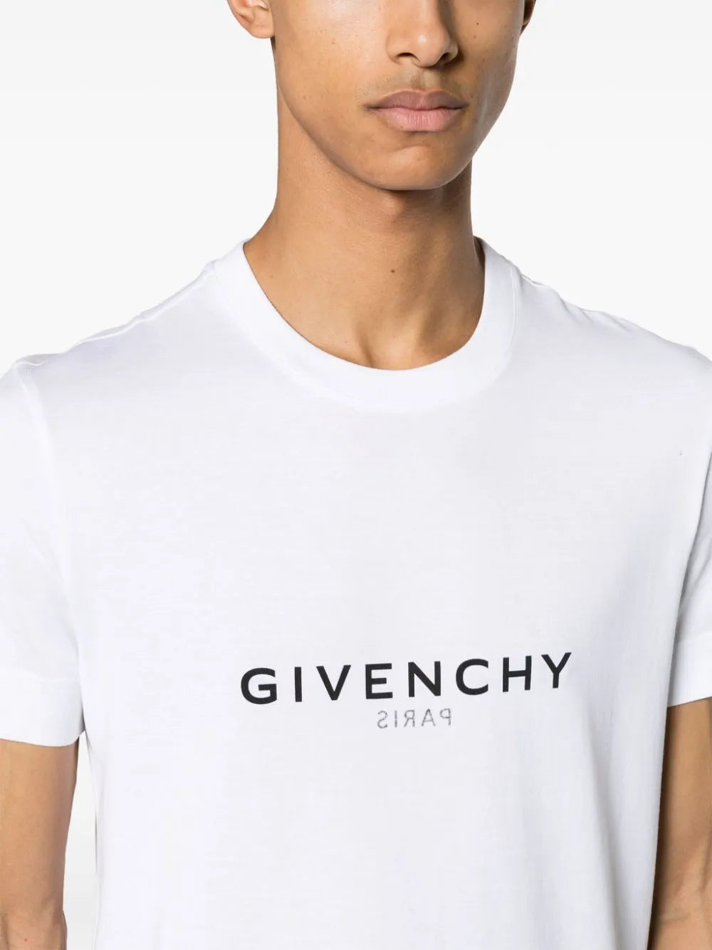 Image du T-shirt à logo inversé de Givenchy pour hommes - Saison Printemps-Été 2024 - Vue du modèle 4
