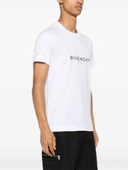 Imagem da T-shirt com logo invertido da Givenchy para Homens - Temporada Primavera-Verão 2024 - Vista do modelo 3