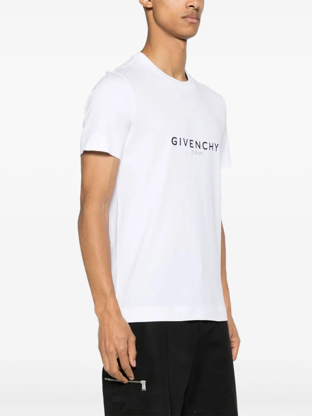 Image du T-shirt à logo inversé de Givenchy pour hommes - Saison Printemps-Été 2024 - Vue du modèle 3