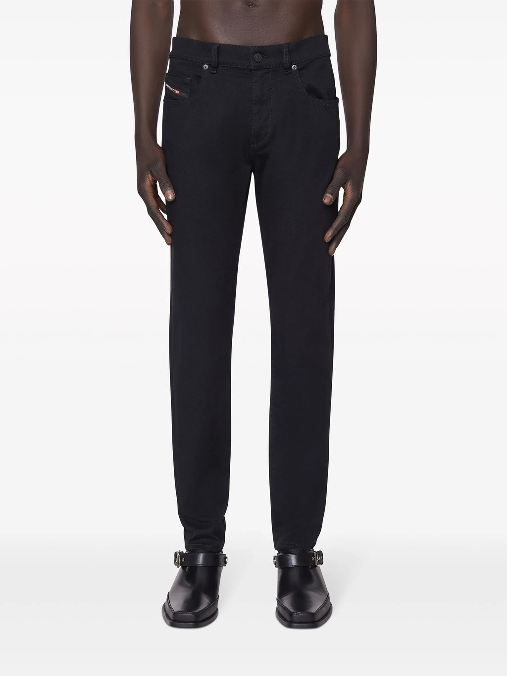 남성용 디젤 슬림 블랙 진 이미지 - 2024년 가을-겨울 시즌 - 모델 보기 2