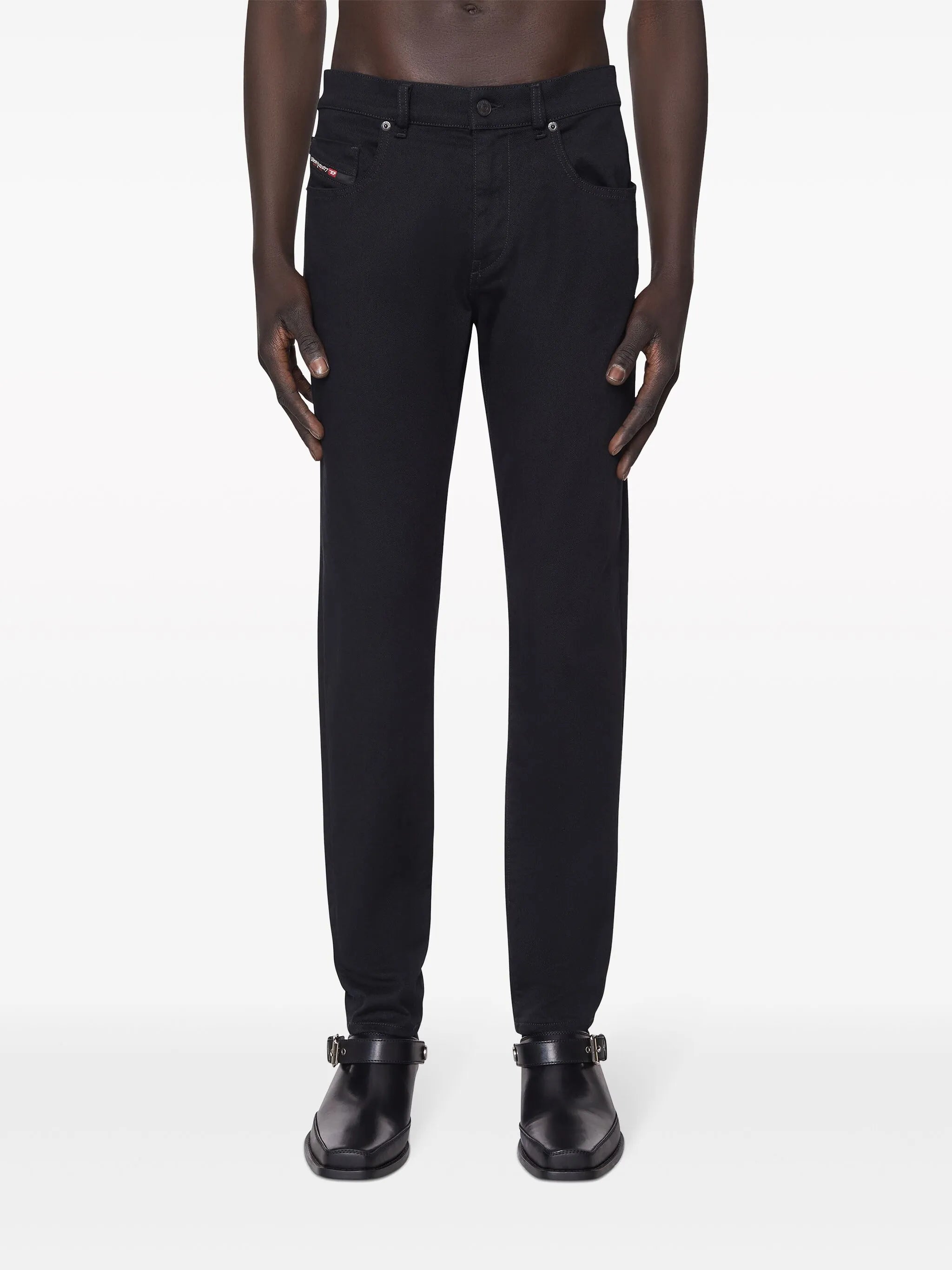 남성용 디젤 슬림 블랙 진 이미지 - 2024년 가을-겨울 시즌 - 모델 보기 2