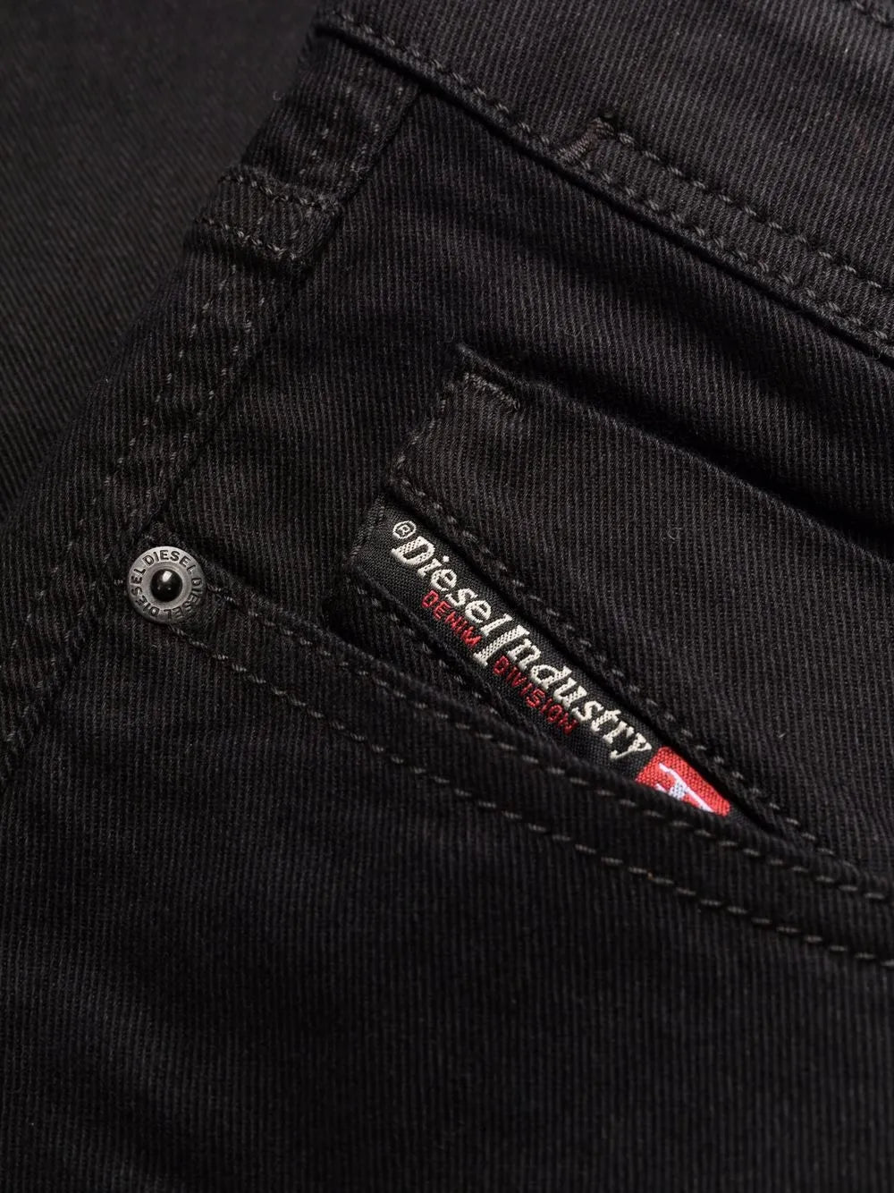 Imagen de Jean Sleenker de Diesel para Hombres - Temporada Otoño-Invierno 2025 - Vista del modelo 5