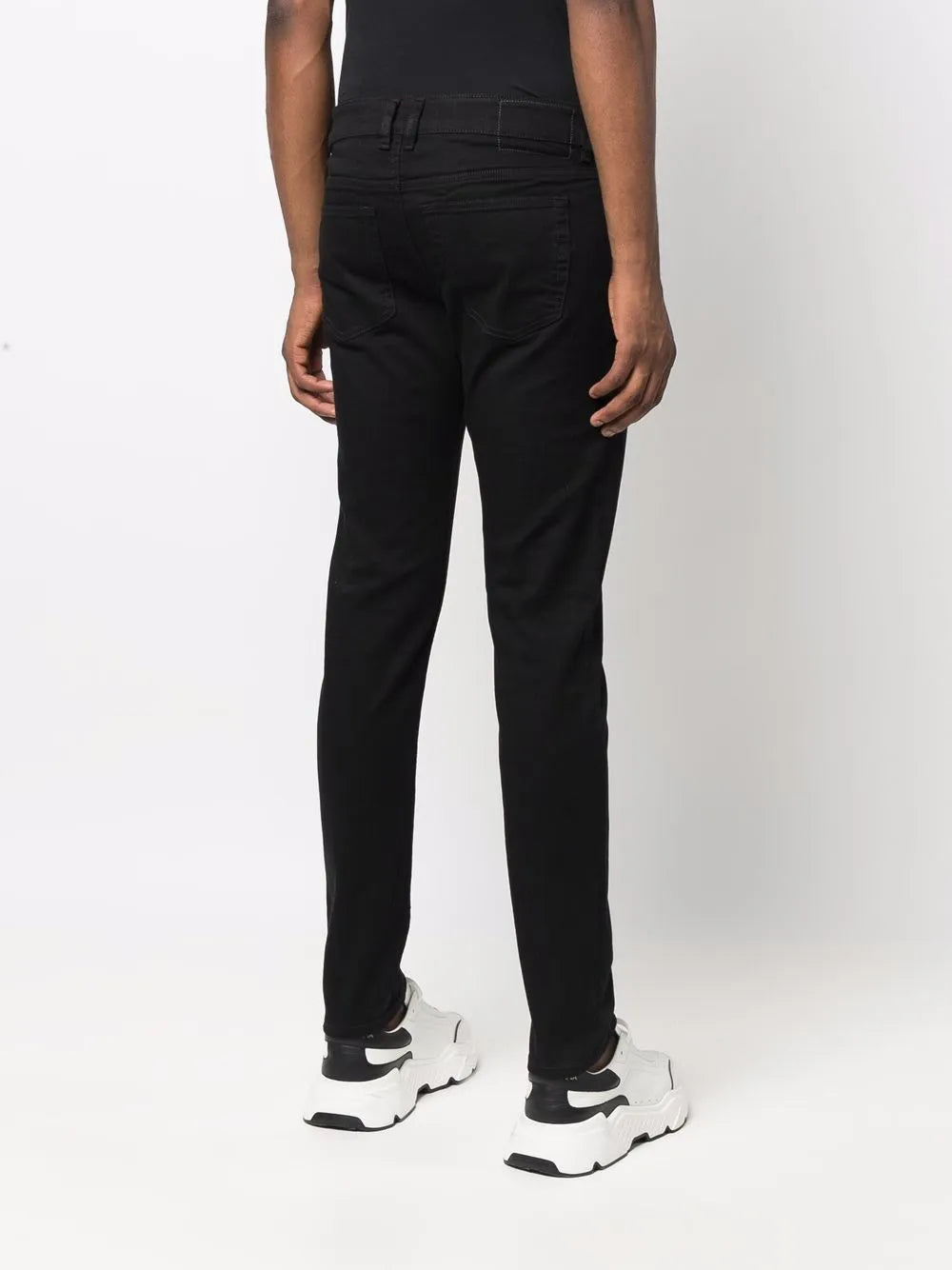 Imagen de Jean Sleenker de Diesel para Hombres - Temporada Otoño-Invierno 2025 - Vista del modelo 3