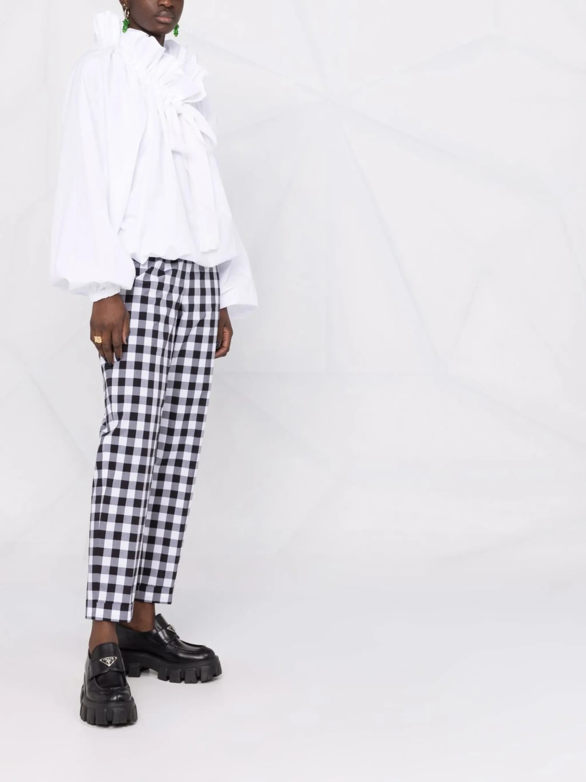 Imagen de la blusa icónica de Patou para mujeres - Temporada Otoño-Invierno 2025 - Vista del modelo 3