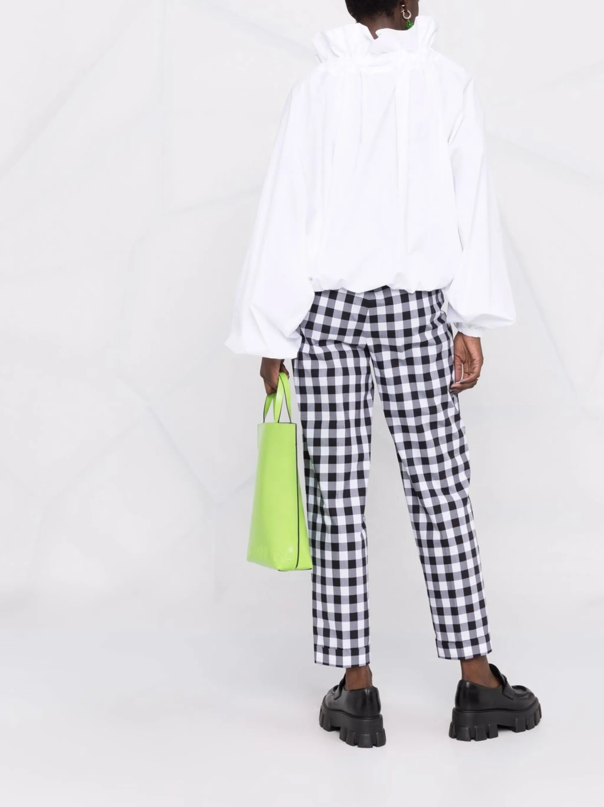 Imagen de la blusa icónica de Patou para mujeres - Temporada Otoño-Invierno 2025 - Vista del modelo 5