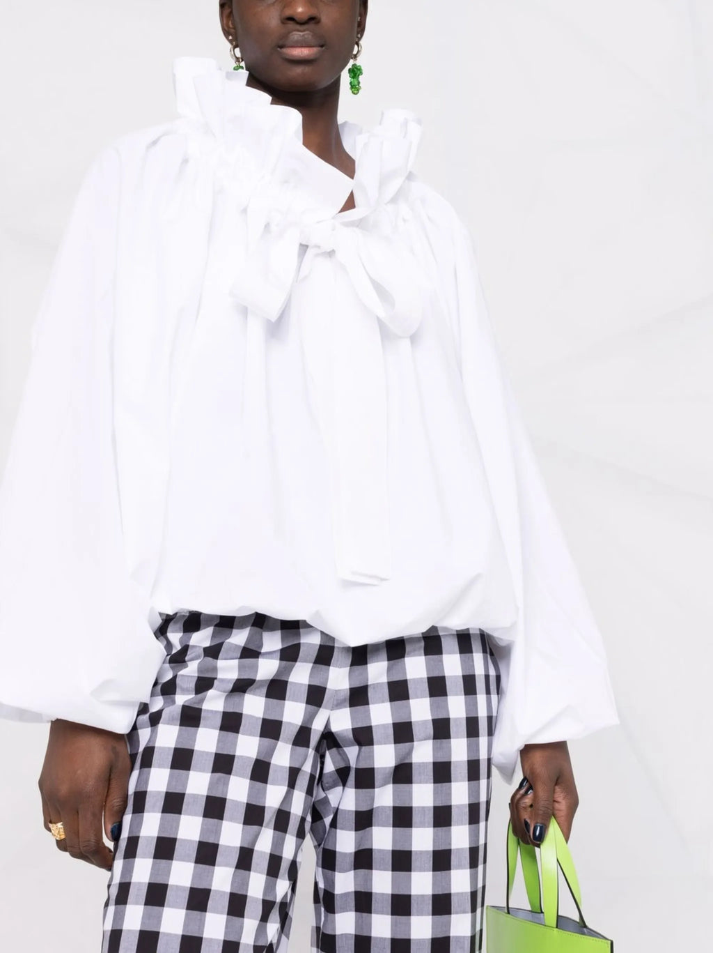 Imagen de la blusa icónica de Patou para mujeres - Temporada Otoño-Invierno 2025 - Vista del modelo 4