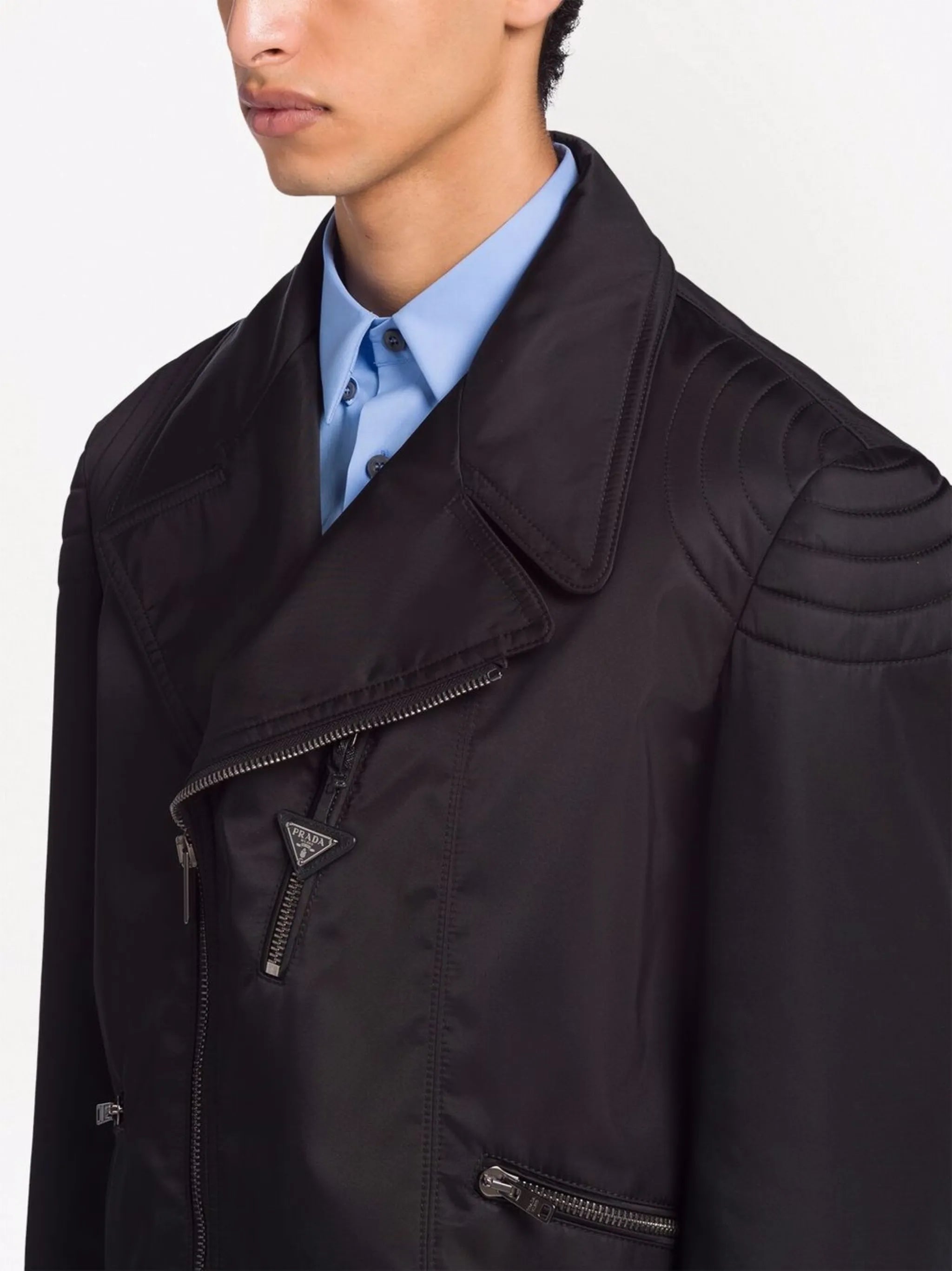 Imagem da Jaqueta de Nylon Prada para Homens - Temporada Primavera-Verão 2026 - Vista do Modelo 4