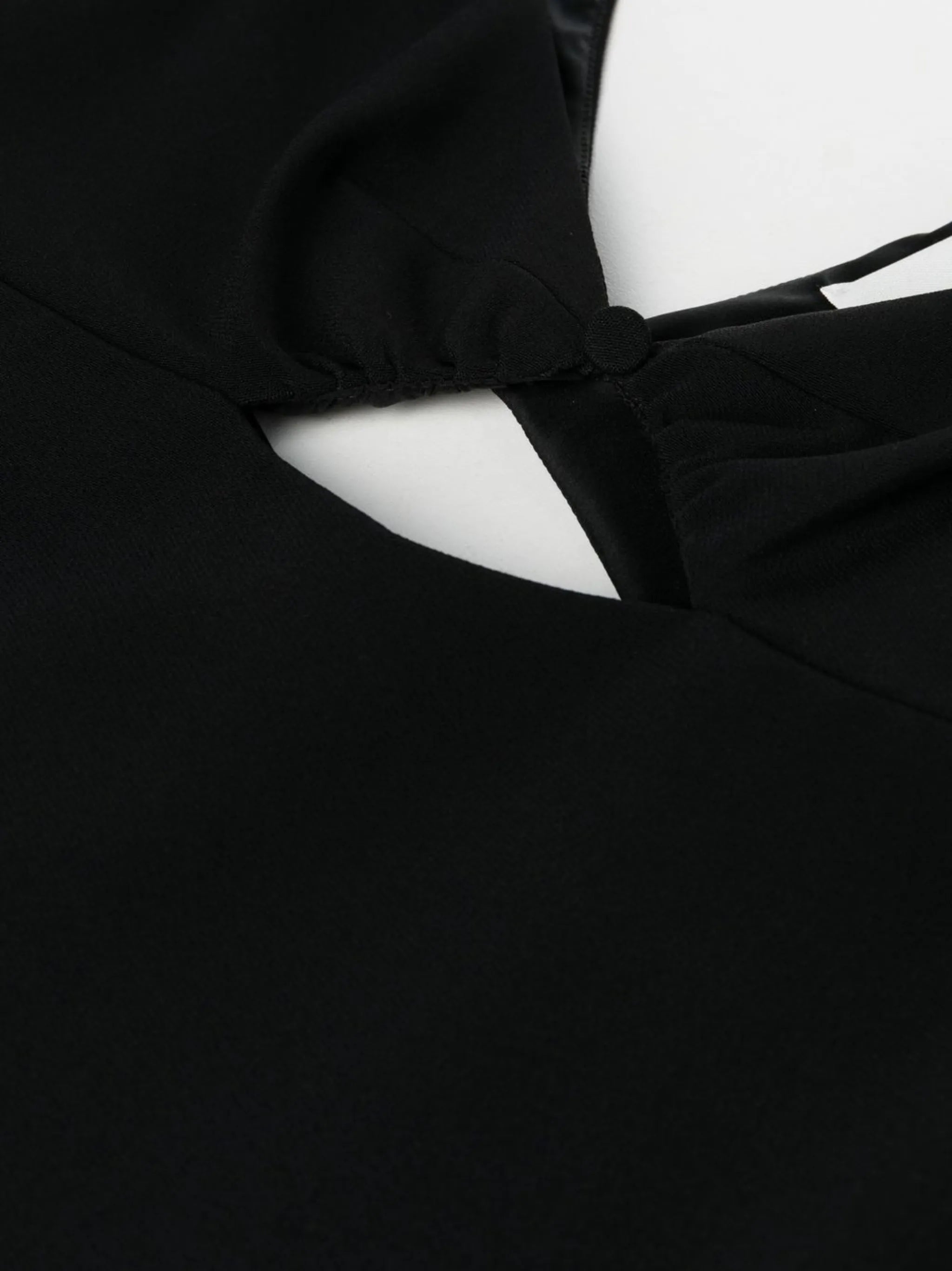 AMI 파리의 여성용 컷아웃 드레스 이미지 - 2022년 가을-겨울 시즌 - 모델 뷰 5