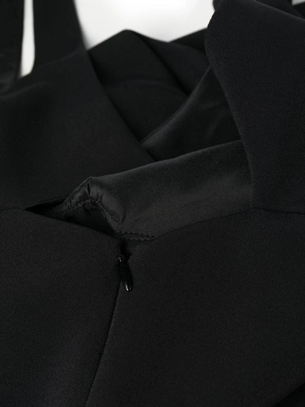 AMI 파리의 여성용 컷아웃 드레스 이미지 - 2022년 가을-겨울 시즌 - 모델 뷰 6