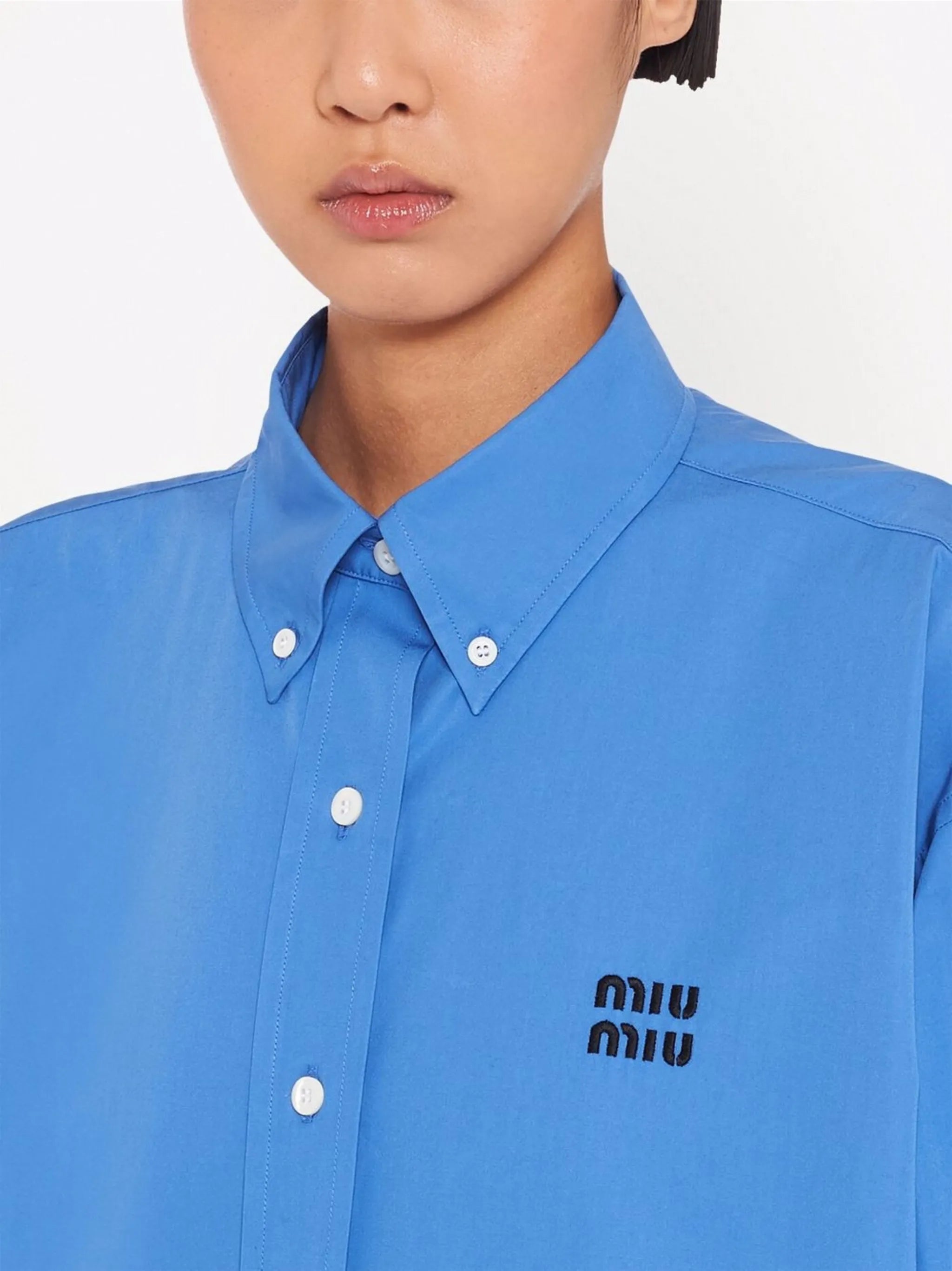 Imagen de la camisa popelín oversize de Miu Miu para mujeres - Temporada Primavera-Verano 2026 - Vista modelo 4