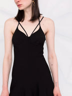 Immagine di un vestito nero svasato di Alexander McQueen per donne - Stagione Primavera-Estate 2022 - Vista del modello 2