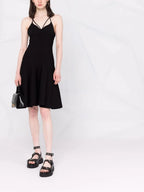 Immagine di un vestito nero svasato di Alexander McQueen per donne - Stagione Primavera-Estate 2022 - Vista del modello 1