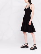 Immagine di un vestito nero svasato di Alexander McQueen per donne - Stagione Primavera-Estate 2022 - Vista del modello 3