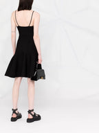 Immagine di un vestito nero svasato di Alexander McQueen per donne - Stagione Primavera-Estate 2022 - Vista del modelo 5