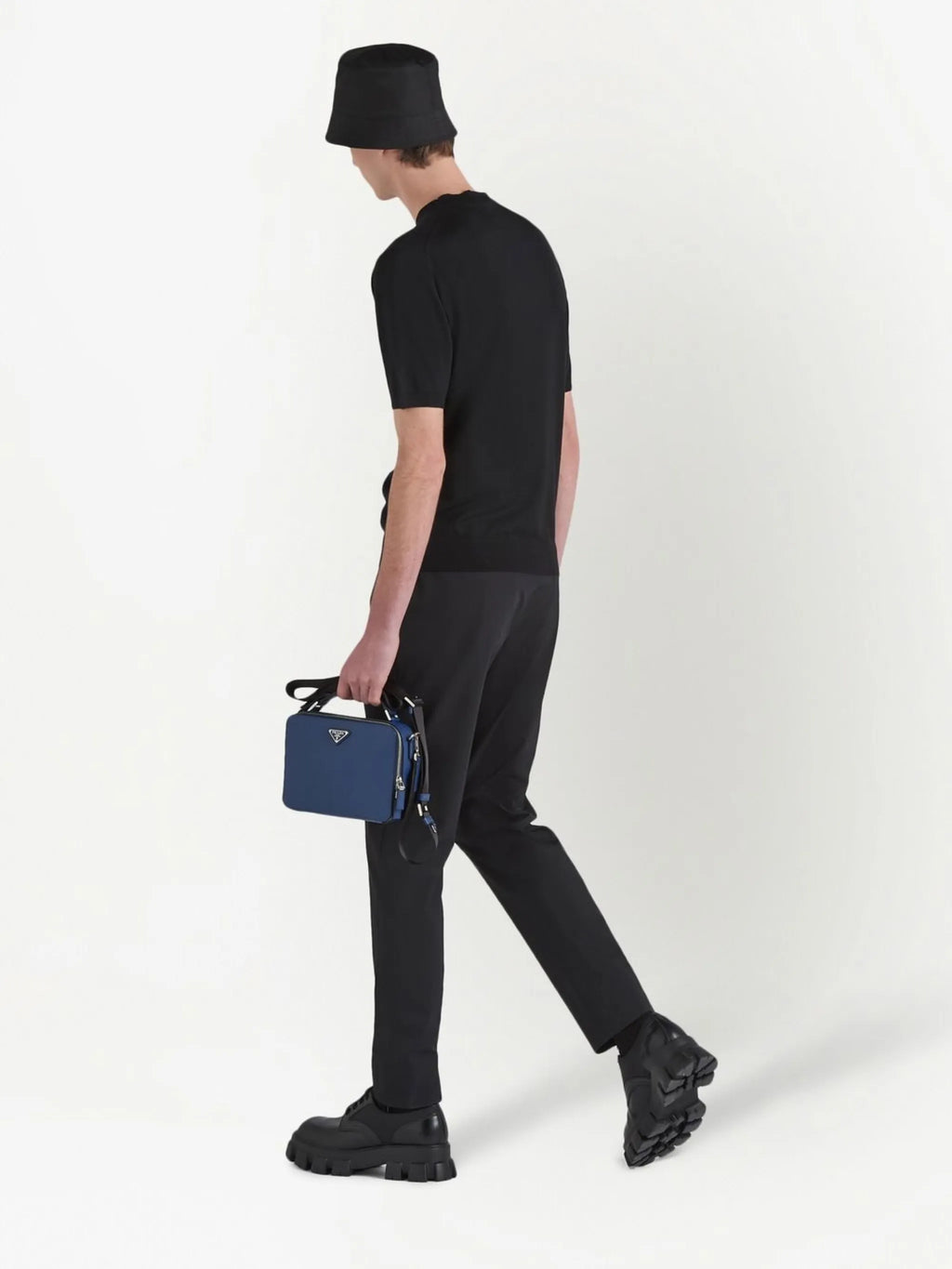 プラダのメンズショートスリーブウールセーターの画像 - シーズン春夏2026 - モデルビュー2