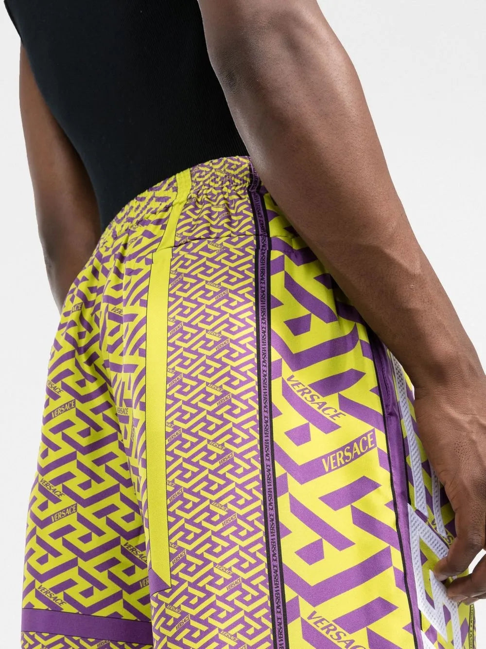 メンズ用ヴェルサーチのショート・グレカの画像 - 2022年春夏シーズン - モデルビュー4