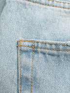 オフホワイトによる女性用ウォッシュドデニムジーンズの画像 - シーズン秋冬2022 - モデルビュー6