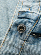 オフホワイトによる女性用ウォッシュドデニムジーンズの画像 - シーズン秋冬2022 - モデルビュー5