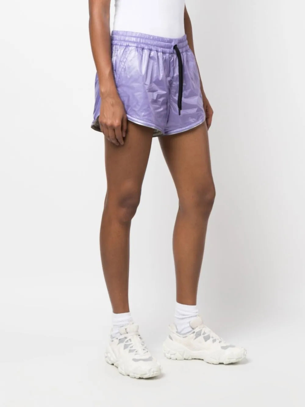 Image de shorts en nylon par Moncler Grenoble pour femmes - Saison Automne-Hiver 2022 - Vue du modèle 2