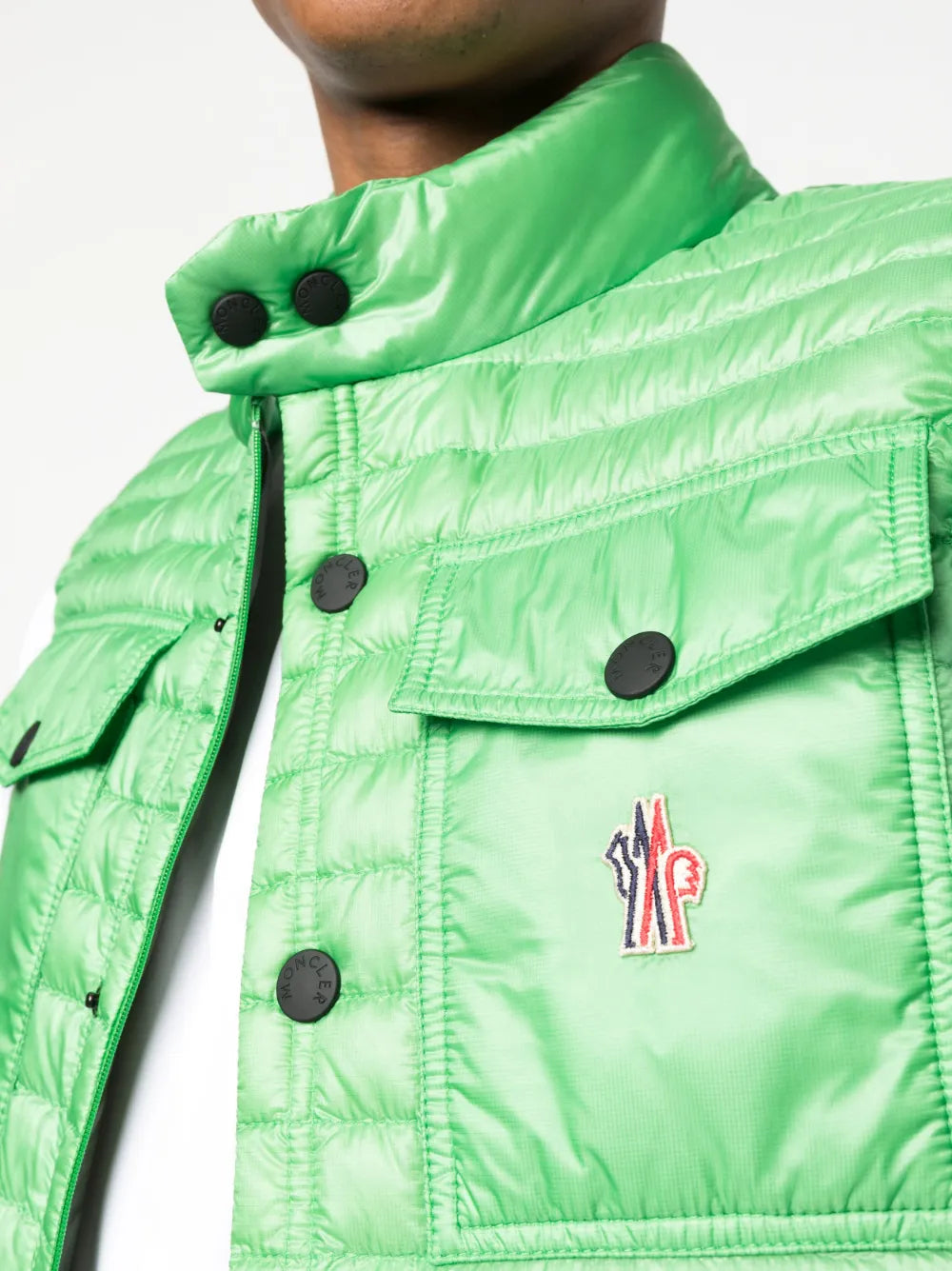 Imagem da Veste Ollon – Casaco verde da Moncler Grenoble para homens - Temporada Primavera-Verão 2023 - Vista do modelo 4