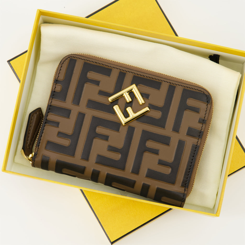 여성을 위한 펜디의 FF 다이아몬드 브라운 지퍼 지갑 이미지 - 2025년 봄/여름 시즌 - 세부 사항 보기 2