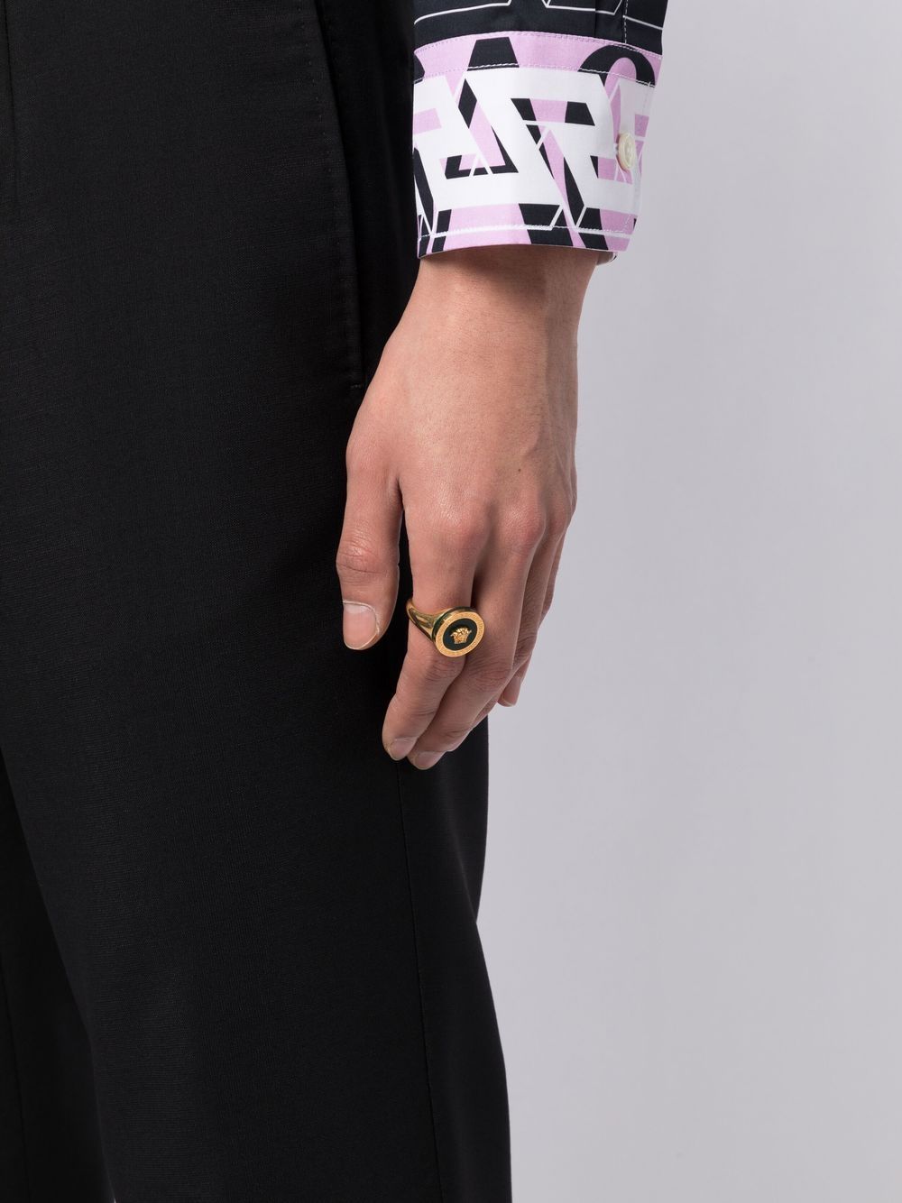 Image de la bague Méduse en nacre blanche par Versace pour hommes - Saison Printemps-Été 2023 - Vue arrière