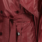 Image du trench en nylon bordeaux de Saint Laurent pour femmes - Saison Printemps-Été 2026 - Détail vue 2