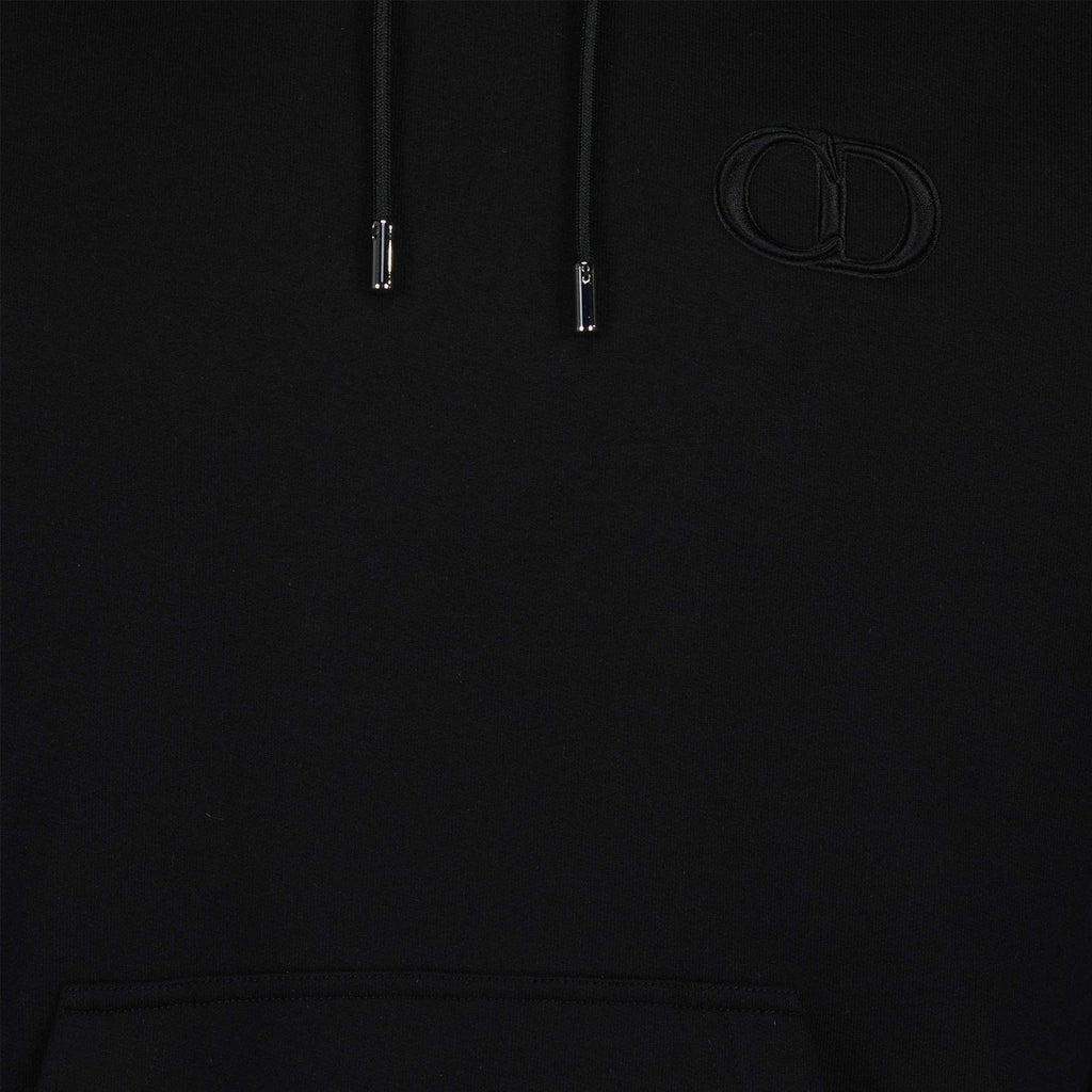 Image du hoodie en coton noir avec l'icône CD de Dior pour hommes - Saison automne-hiver 2024 - Détail Vue 1
