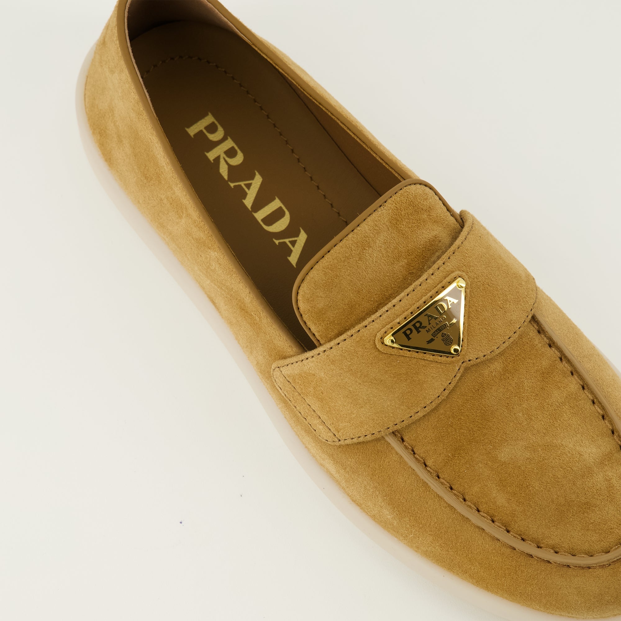 여성을 위한 프라다의 갈색 스웨이드 로퍼 이미지 - 2026 봄-여름 시즌 - 상단 세부 사항 보기