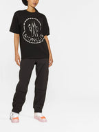 Imagen de la camiseta con logo metálico de Moncler para mujeres - Temporada Otoño-Invierno 2022 - Vista del modelo 1
