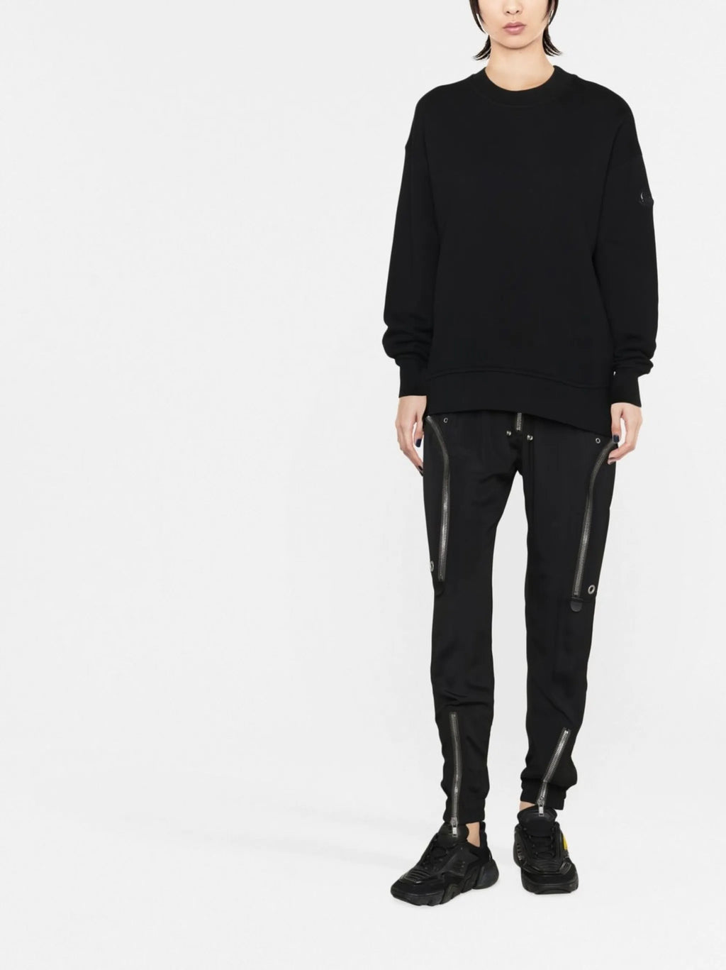 モンクレールの女性用メタリックロゴスウェットシャツの画像 - 2022年秋冬シーズン - モデルビュー 3